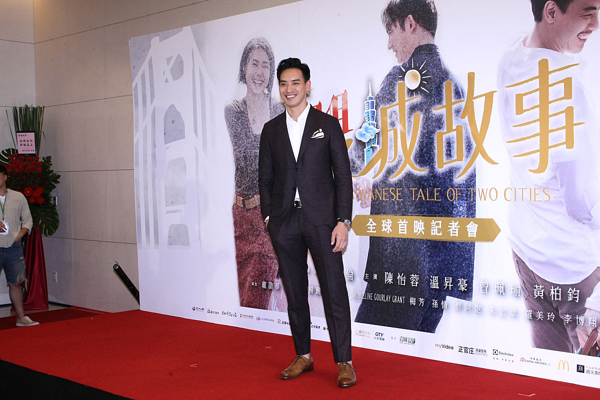 2018年8月27日,台北,《双城故事》举行媒体首映.翘起大拇指