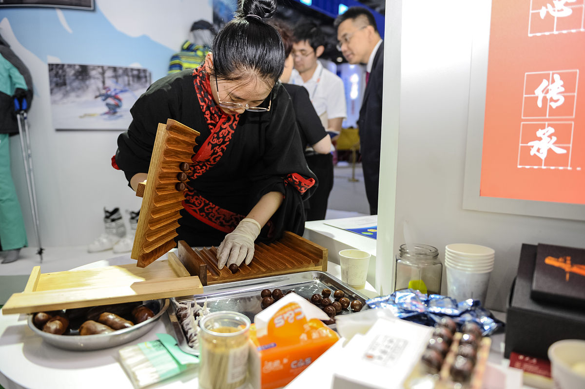 2019年5月28日,北京,参会者在制作大山楂丸.