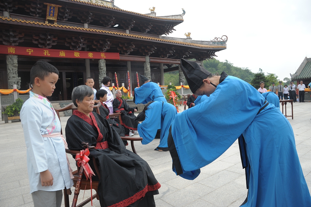 中日文化传统差异：儒家、宗教、社会结构和饮食对比