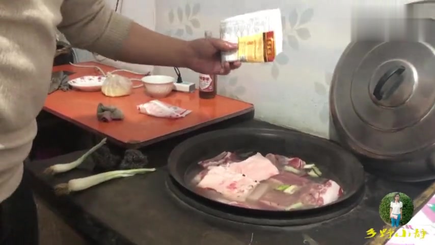 要过年了,农村小伙煮一大锅肉做扒肉条,忙碌中满满的幸福