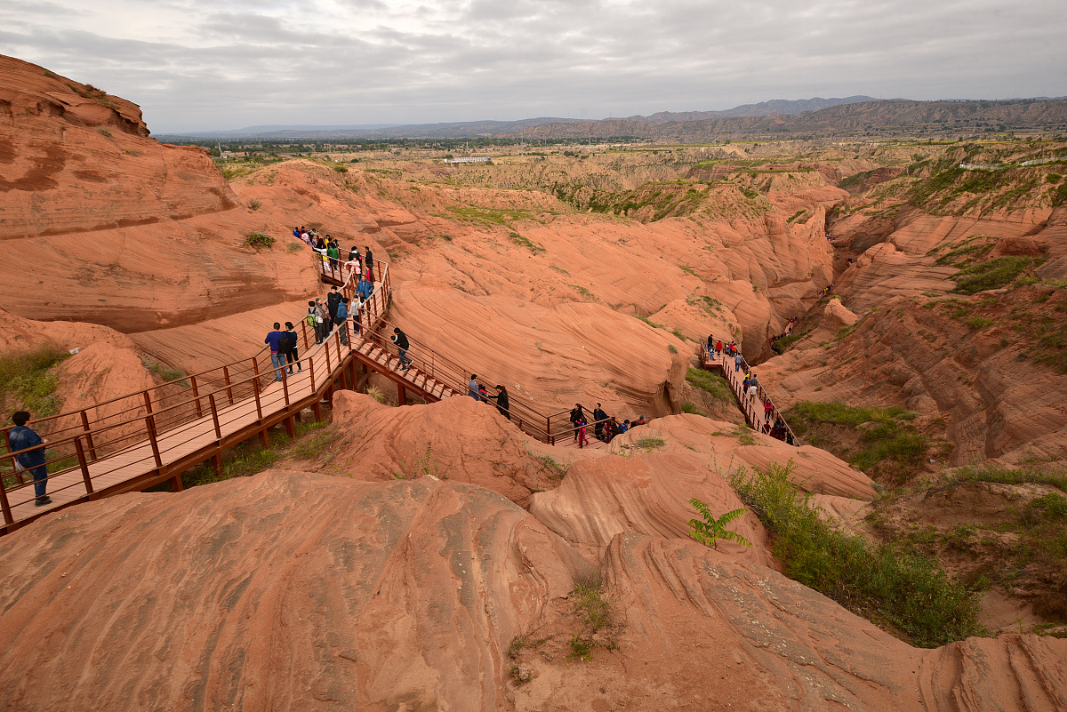 撰写基于微信小程序的陆良彩色沙林风景区服务平台的设计与实现论文的选题目的和选题意义选题目的字数要求500字；选题意义分为理论意义和现实意义两点写字数要求分别300字