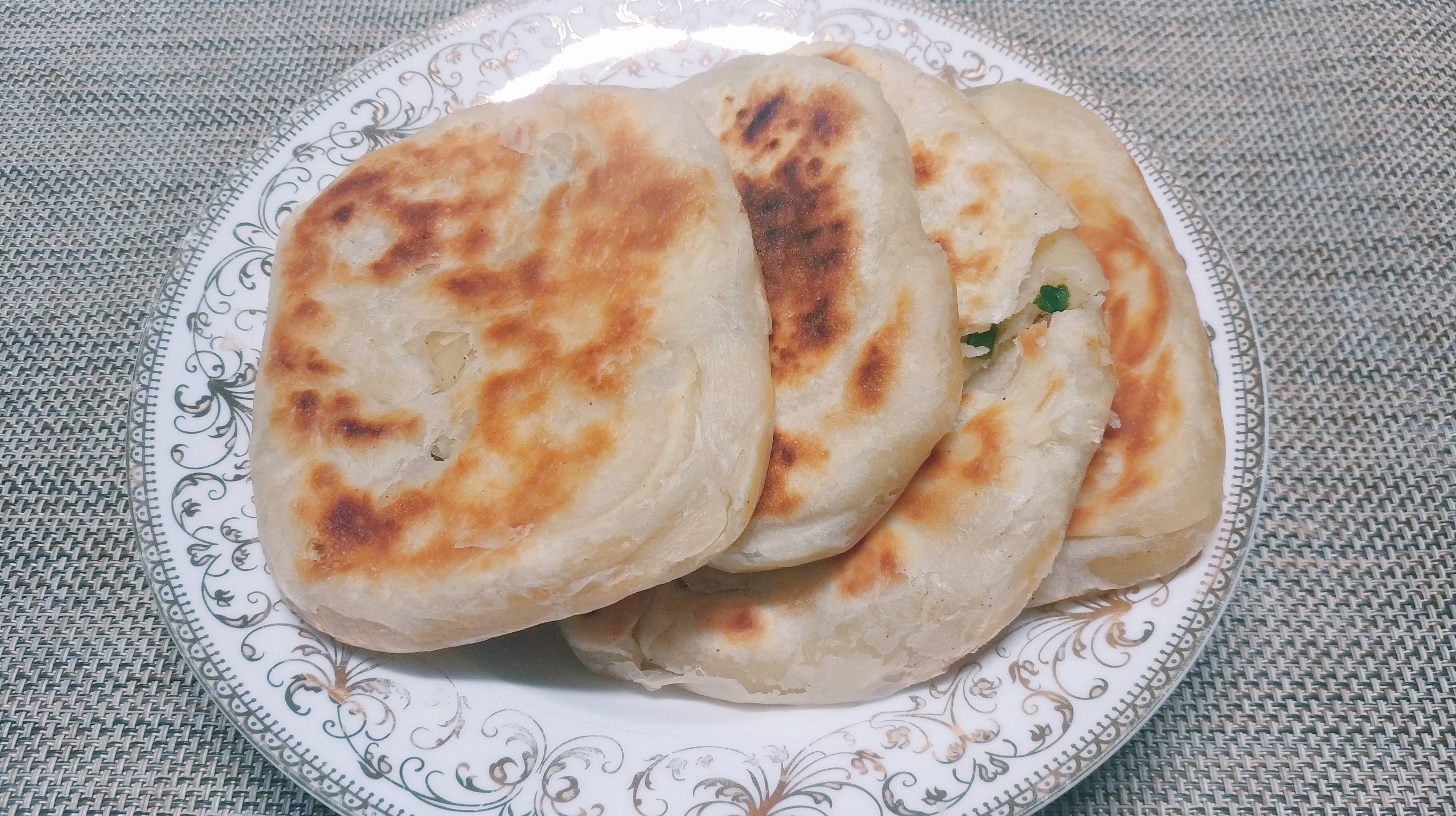 葱油饼简单易学的做法,按这个方法做出来外酥里软,咬一口满嘴香