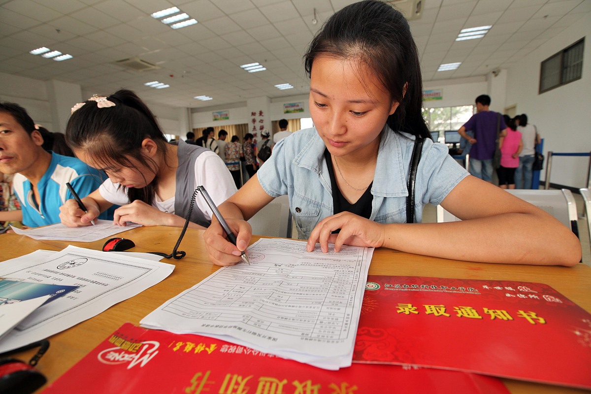 分别给5位同学写对他们贫困生活以及日常生活的评价