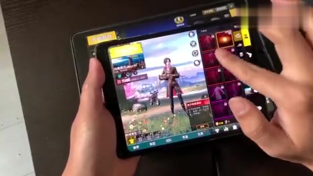 绝地求生(PUBG)刺激战场手游,国际版和国服界面对比