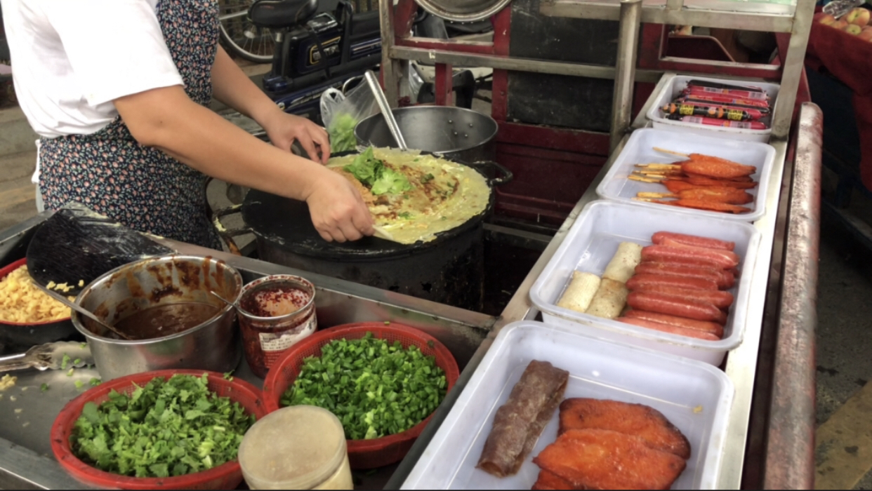 大妈摆摊20年,只卖煎饼果子,5元一个,个大料足天天排队