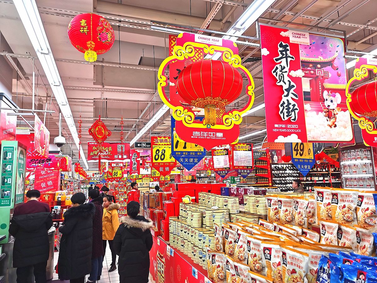 2020年1月17日,宝鸡市年味渐浓,市民正在挑选采购新年饰品.