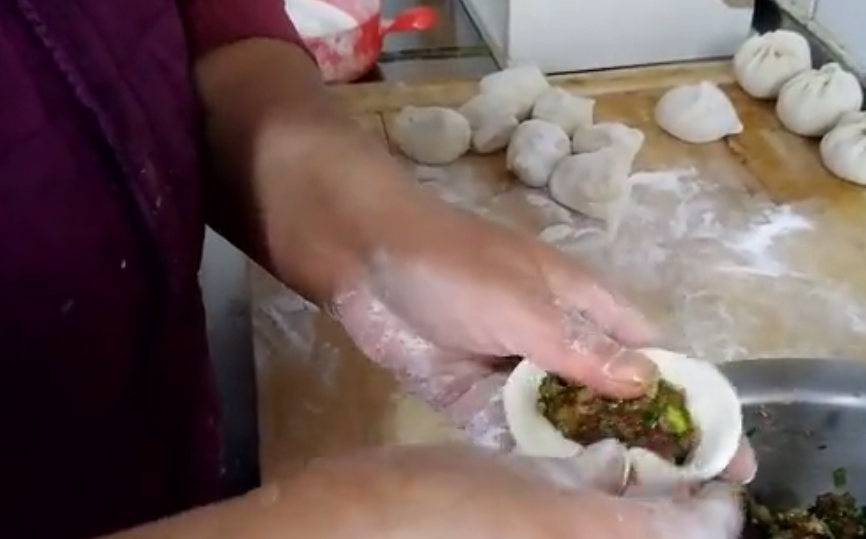 这是牛肉芹菜馅包子最好吃的做法,吃一次上瘾,关键馅太香了!