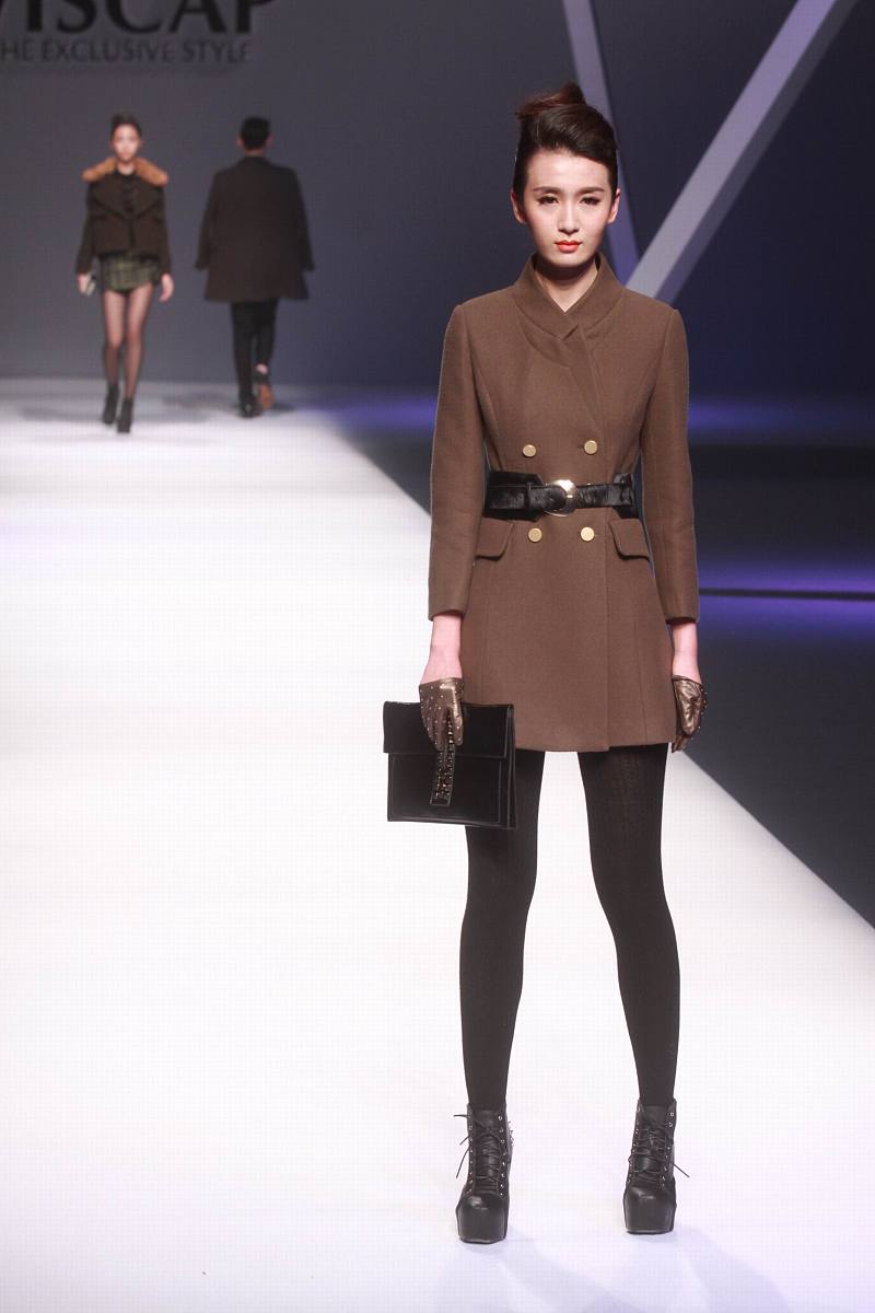 为一家女装的23冬新品发布会编写宣传文案含标题不少于三百字查重不能高风格是优雅时尚