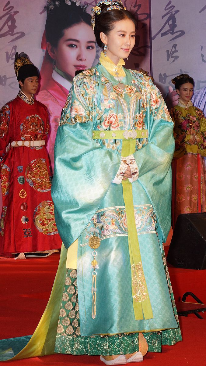 《智慧的力量催生神秘传奇》在贫穷的村庄与富裕的城市之间有一片神秘的森林。勇敢善良的农民们每天都在这片森林里劳作希望用自己的勤劳赚得金币成就属于自己的传奇。而城市里的富人们则习惯了轻松自在的生活他们休闲地品着香茗观察着那些孜孜不倦的勇士们。呵呵看看这些人真以为金币都是靠汗水换来的吗？你知道吗他们每天得砍掉几百棵树把一块一块的木头卖掉才能挣够一枚金币整整要花20年才能挣到第一个1000枚金币！一个身穿