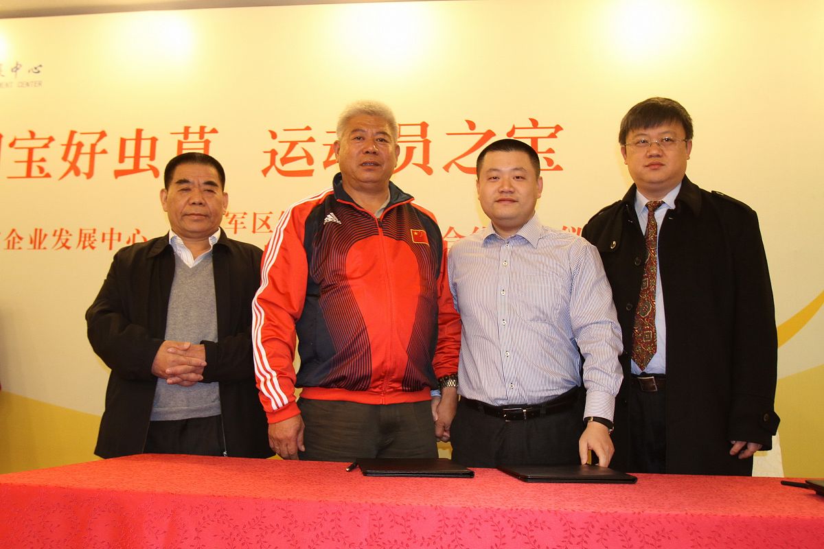 2013年3月7日,中国上海,上海国宝企业发展中心和成都军区铁人三项队河