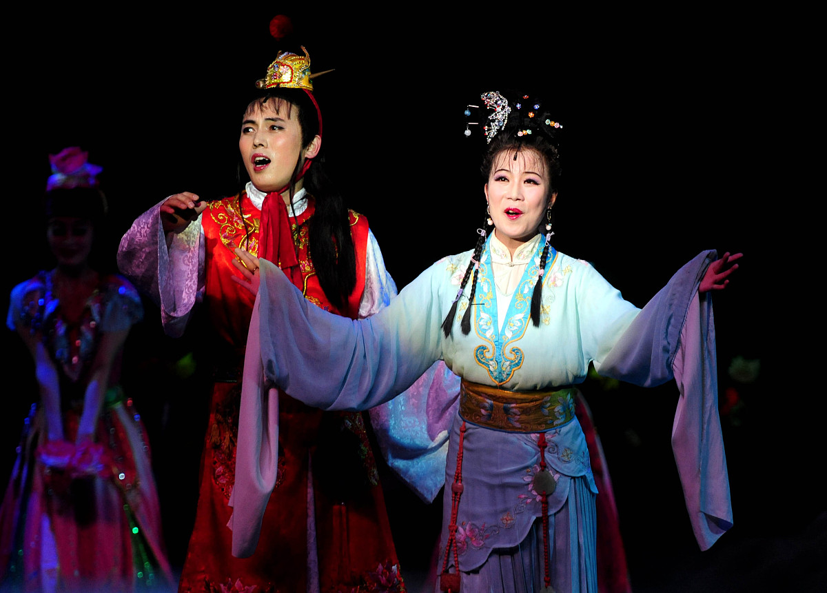 以诗词歌赋在中国文学中的地位与影响：以《红楼梦》为例为题写一篇1200字文章