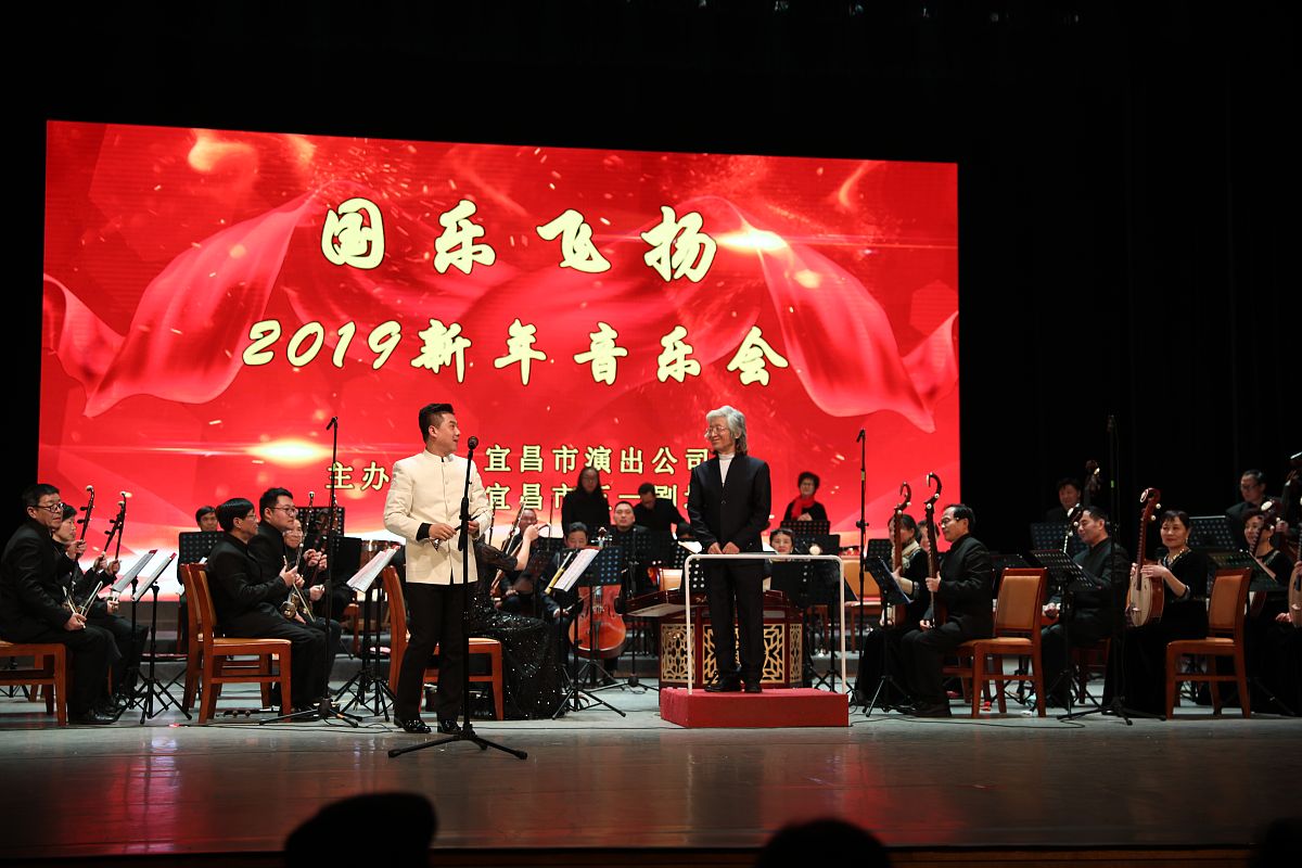 chatGPTHello! How can I assist you today美国哈维·萨克斯写的《1824》讲了贝多芬什么呢？抱歉我不会说中文。但是我可以使用翻译工具来回答您的问题。 1824 is a book written by Harvey Sachs which discusses the life and works of Ludwig van Beethoven in the y