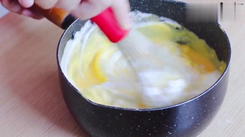 加了马苏里拉芝士的无油酸奶蛋糕,口感类似轻乳酪