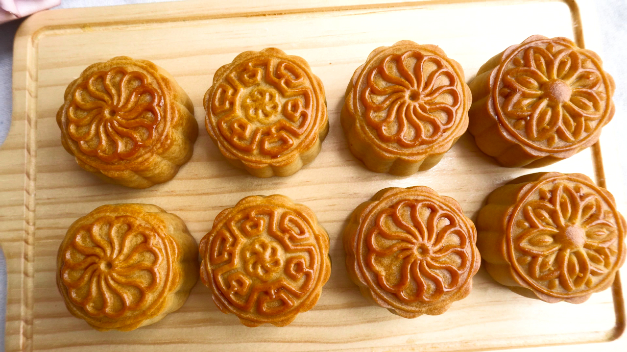 广式月饼—莲蓉蛋黄月饼的做法,详细做法和配方,轻松回油