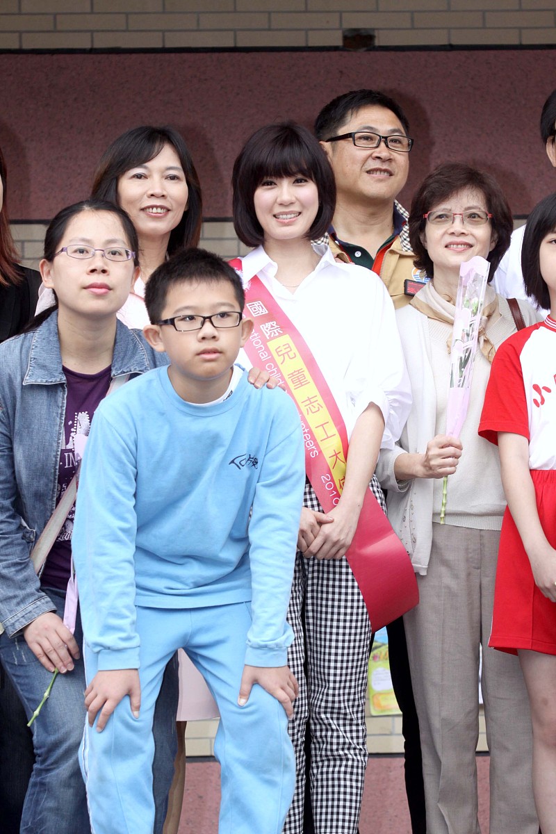 你充当一个写作文员我给你一段话你对这段话进行伪原创、润色改写降低与原文的相似度保持主要意思不变再进行一句话的简单扩写扩写加在原来的内容后面也就是放在同一个pp里面不要放在一个单独的pp里面并且保持html标签不变给你的内容如下： p学校骨干教师团队由南山中学骨干教师、学科带头人市、省、国家级优秀教师、特级教师和按照南山中学优秀教师标准从全国各地优秀高中选拔的优秀教师组成。他