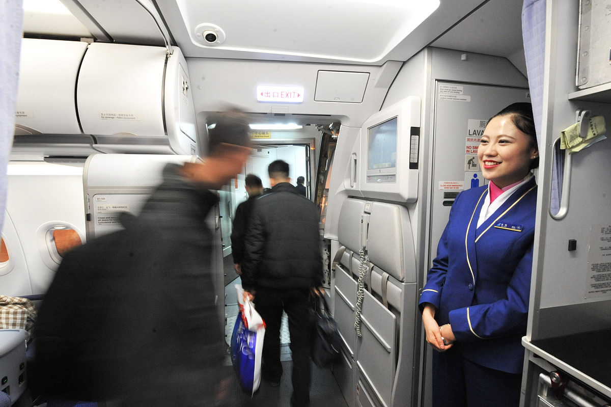 南航空乘4米高机舱摔落事件引发关注 官方介入调查