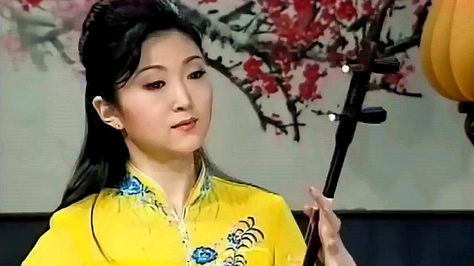 [图]二胡名曲《江南春色》,美女教授于红梅演奏,醉人心脾!