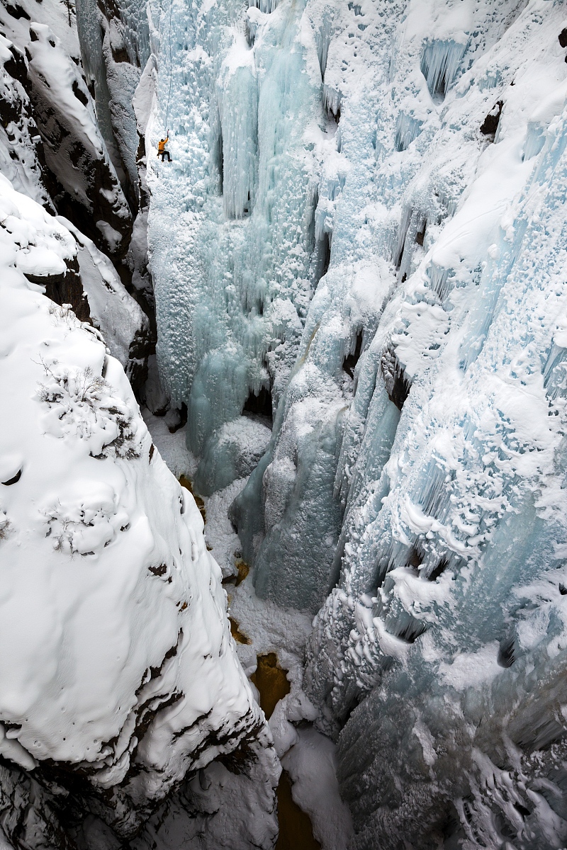 女娲希望这次成功的经历能够启发更多人去追求自己的荣耀一起为荣耀而战。根据以上文字写一个剧本300字以内