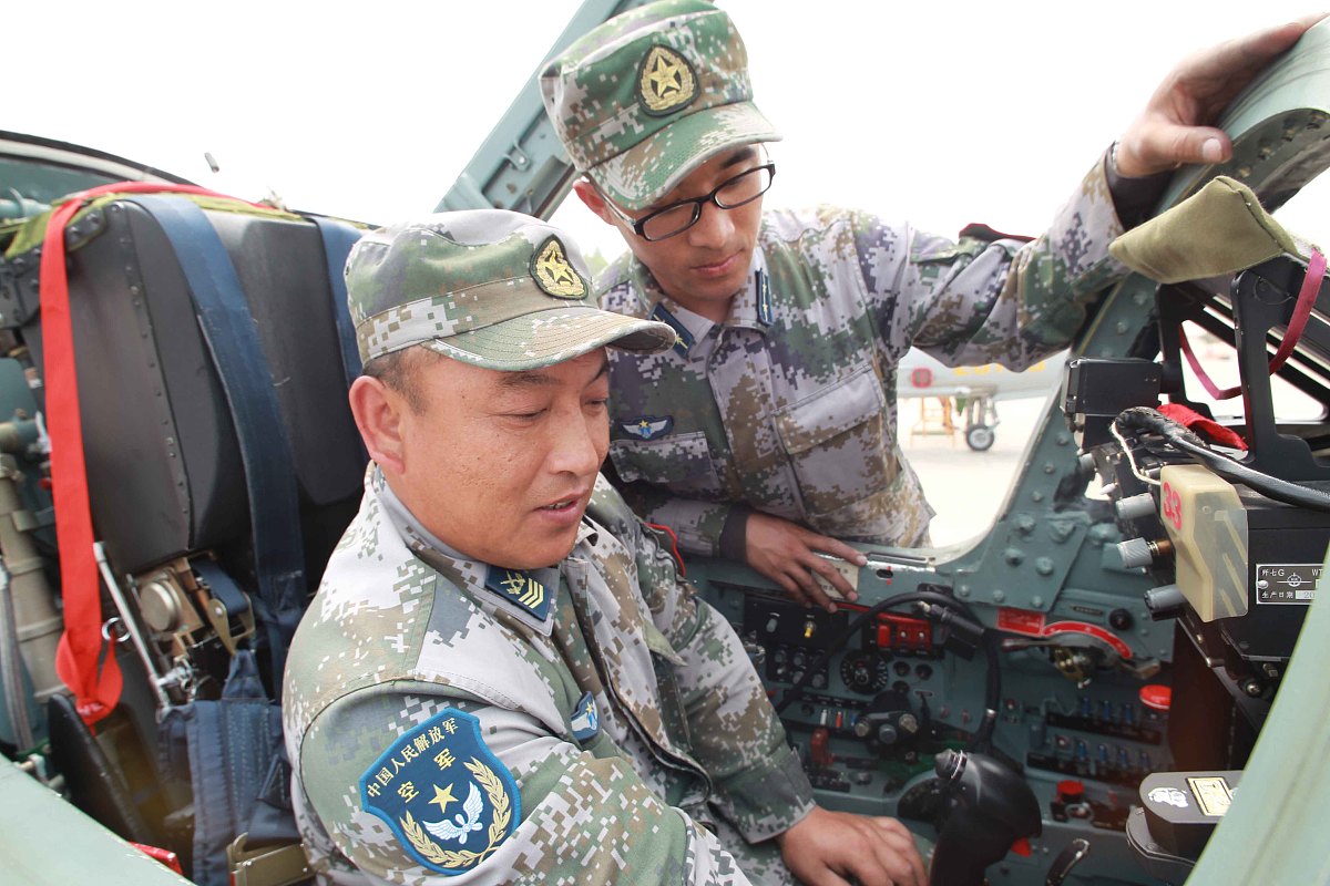 2012年5月8日,记者专访济空航空兵某团代理机械师二级军士长盖海峰.**