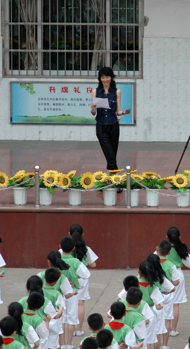 2012年4月28日,江西省上饶市,张曼玉走进上饶市信州区逸夫小学参与全