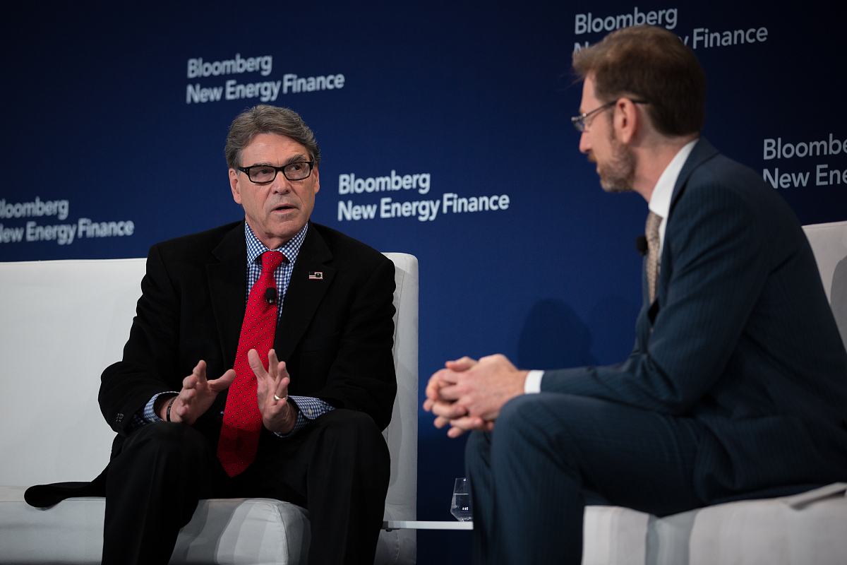 爱德华·斯诺登：揭秘政府监视计划的争议人物