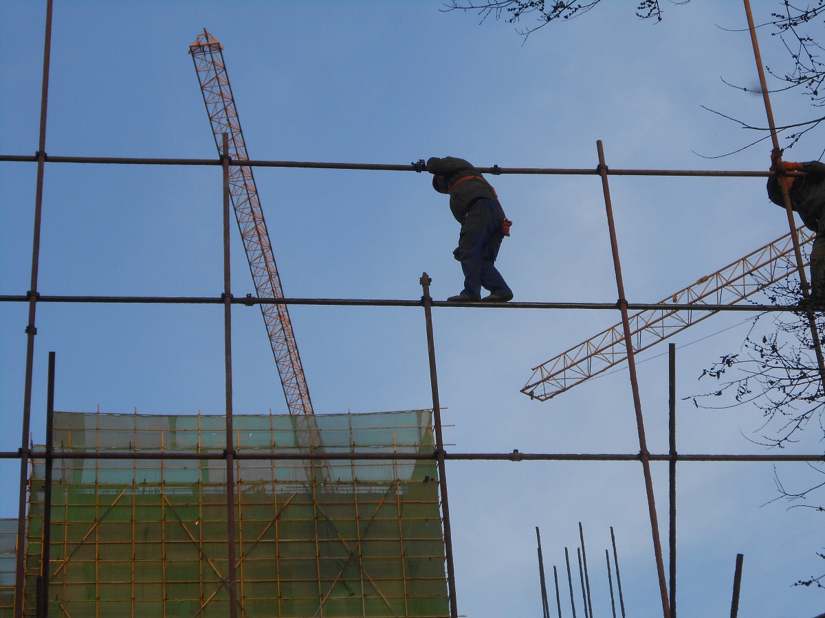 高处作业安全规范：坠落高度2米以上即为高处作业
