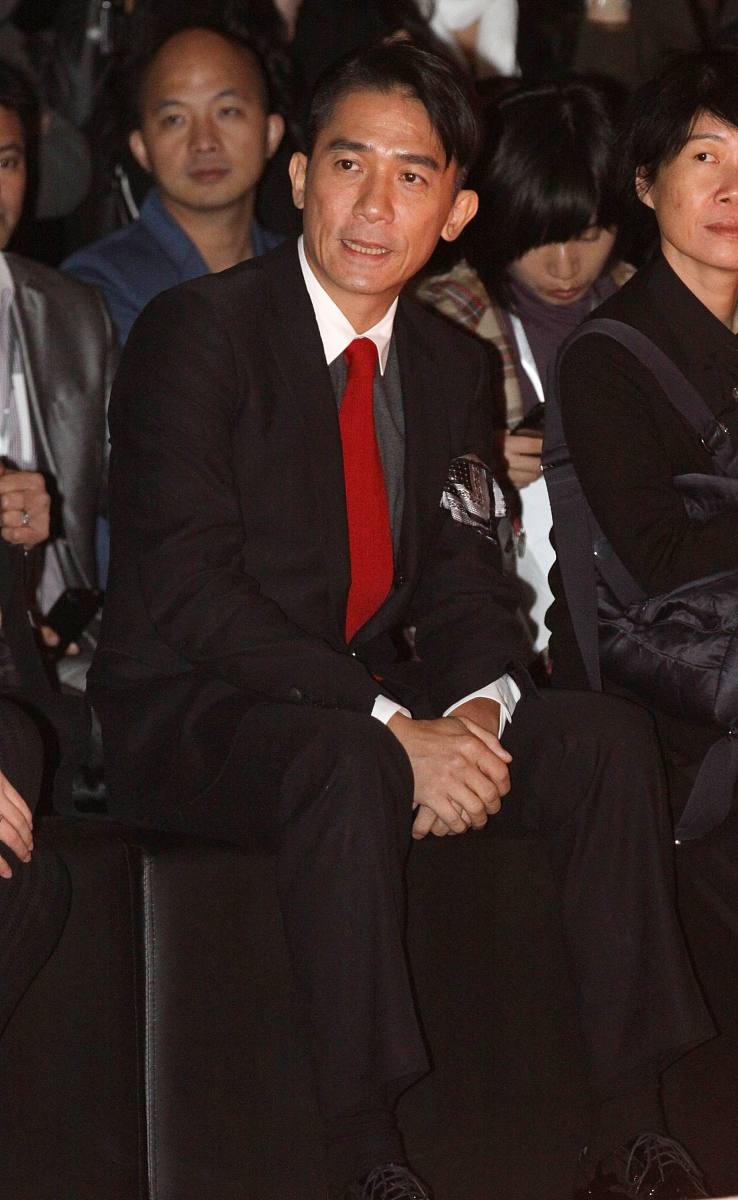 2011年10月26日,北京,中国国际时装周,梁朝伟亮相某男装发布会.***_**