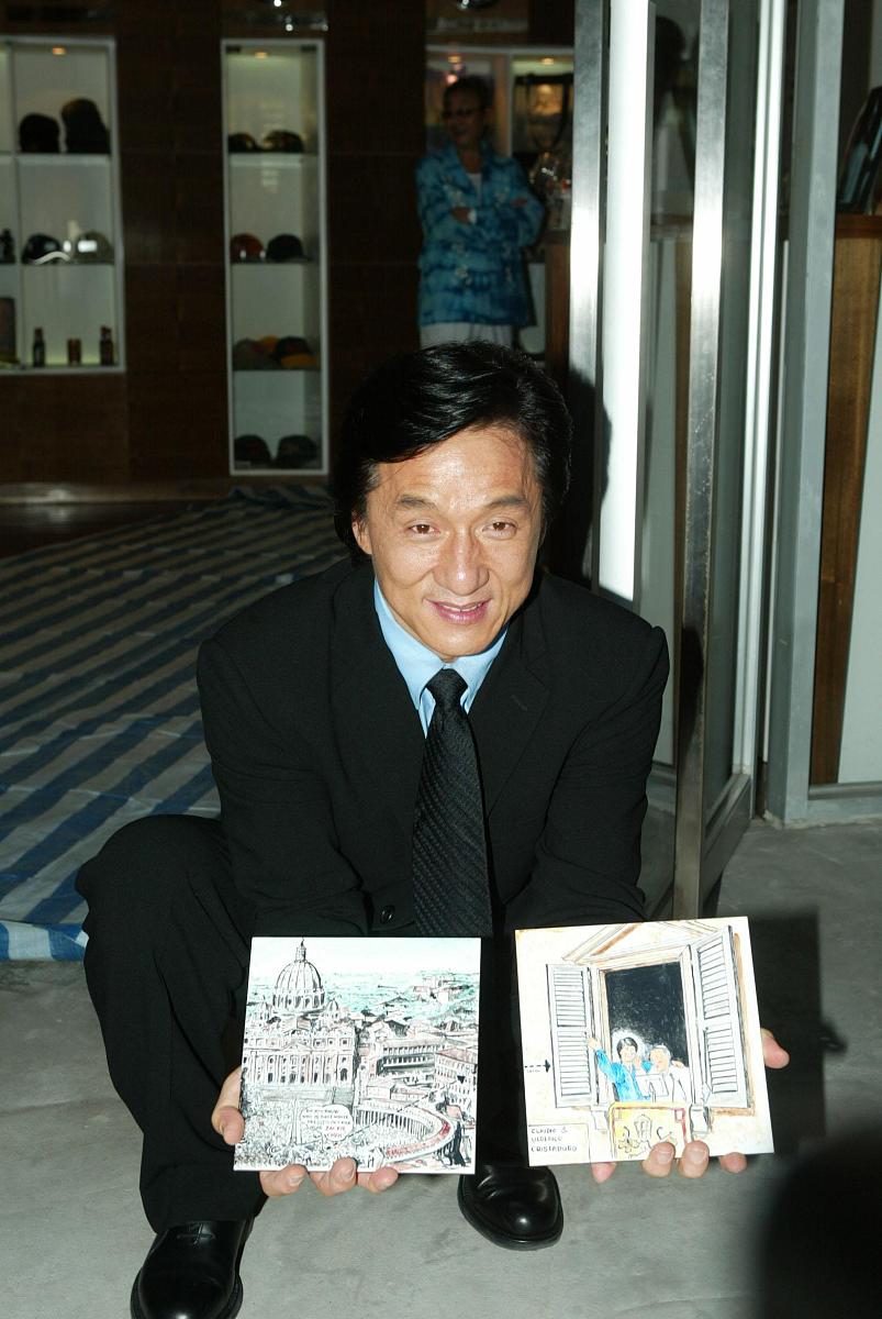 2003年9月25日,《新警察故事》在香港举行记者会.成龙展示收藏品.+++_