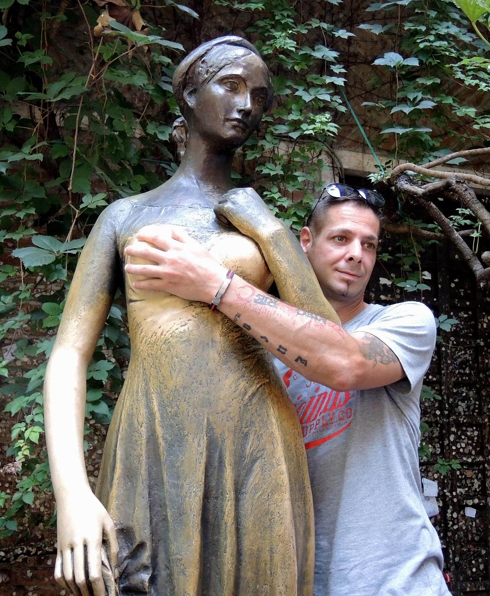 将罗密欧与朱丽叶的故事改编原著的名字统统更换字数不限