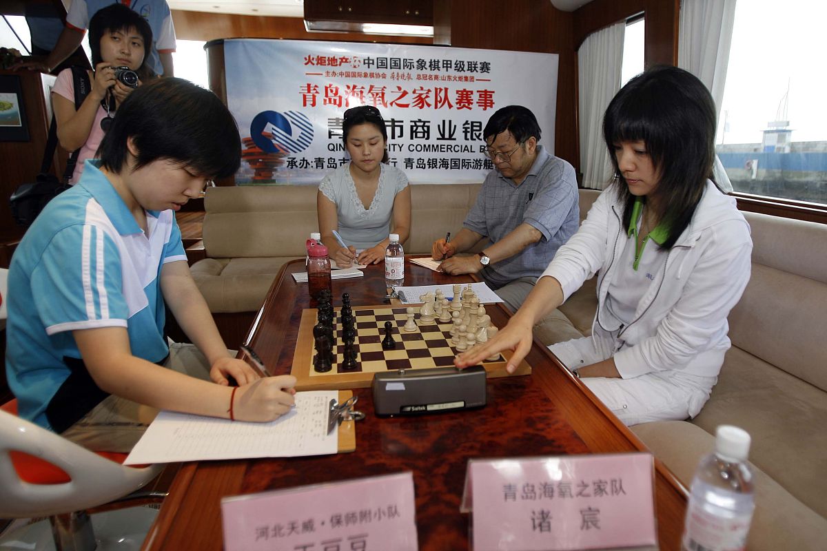 描述市里要组织象棋大赛年龄在8~30周岁之间的选手可以报名参赛。为了公平起见大赛组委会将选手们分了青年组、少年组和儿童组大赛组委会规定：15~30周岁之间的选手为青年组选手、11~14周岁之间的选手为少年组选手、8~10周岁的选手为儿童组选手。请从键盘读入一名选手的年龄输出他应该分到哪一组。青年组请输出qingnianzu、少年组请输出shaonianzu、儿童组请输出ertongzu。输入描述输