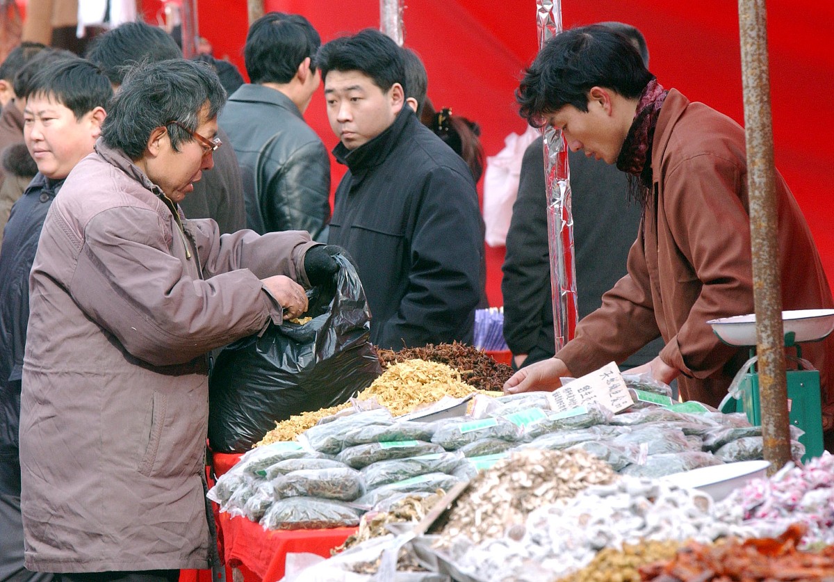 2005年1月4日,郑州市金水路燕庄附近的一个年货采购大会上,市民在选购