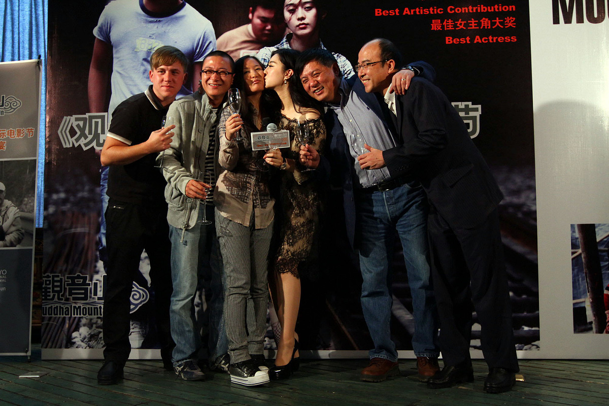 ***_***范冰冰十年打拼变影后激动飙泪 与女导演舌吻豪掷10万送跑车  