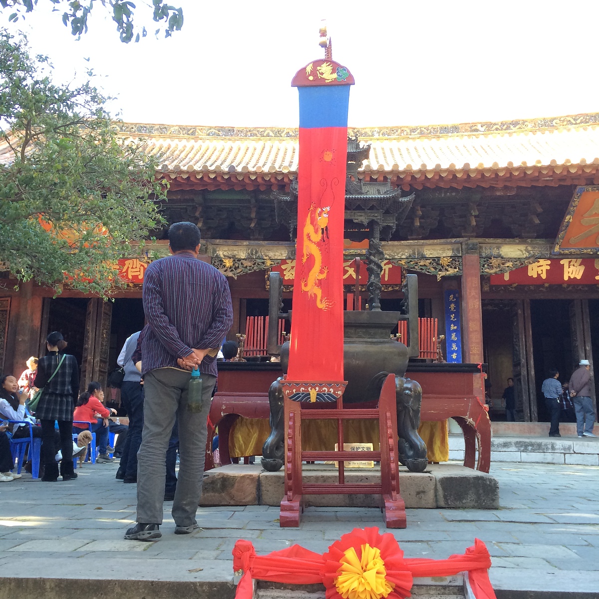 红河高中中专学校专业设置：机电、建筑、商贸、旅游等
