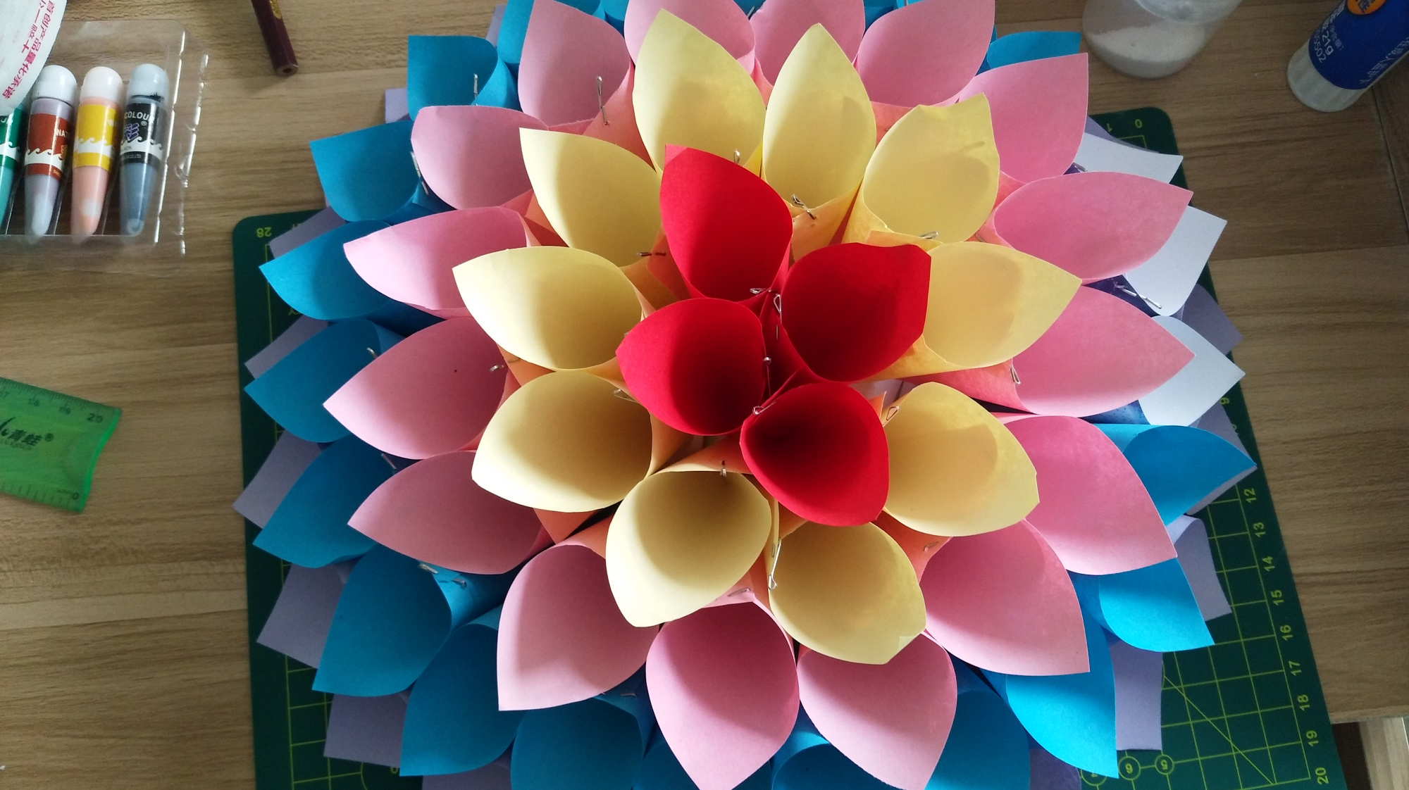 简单的小卡纸可以做什么呢?小伙将它组合成这个,女朋友很喜欢