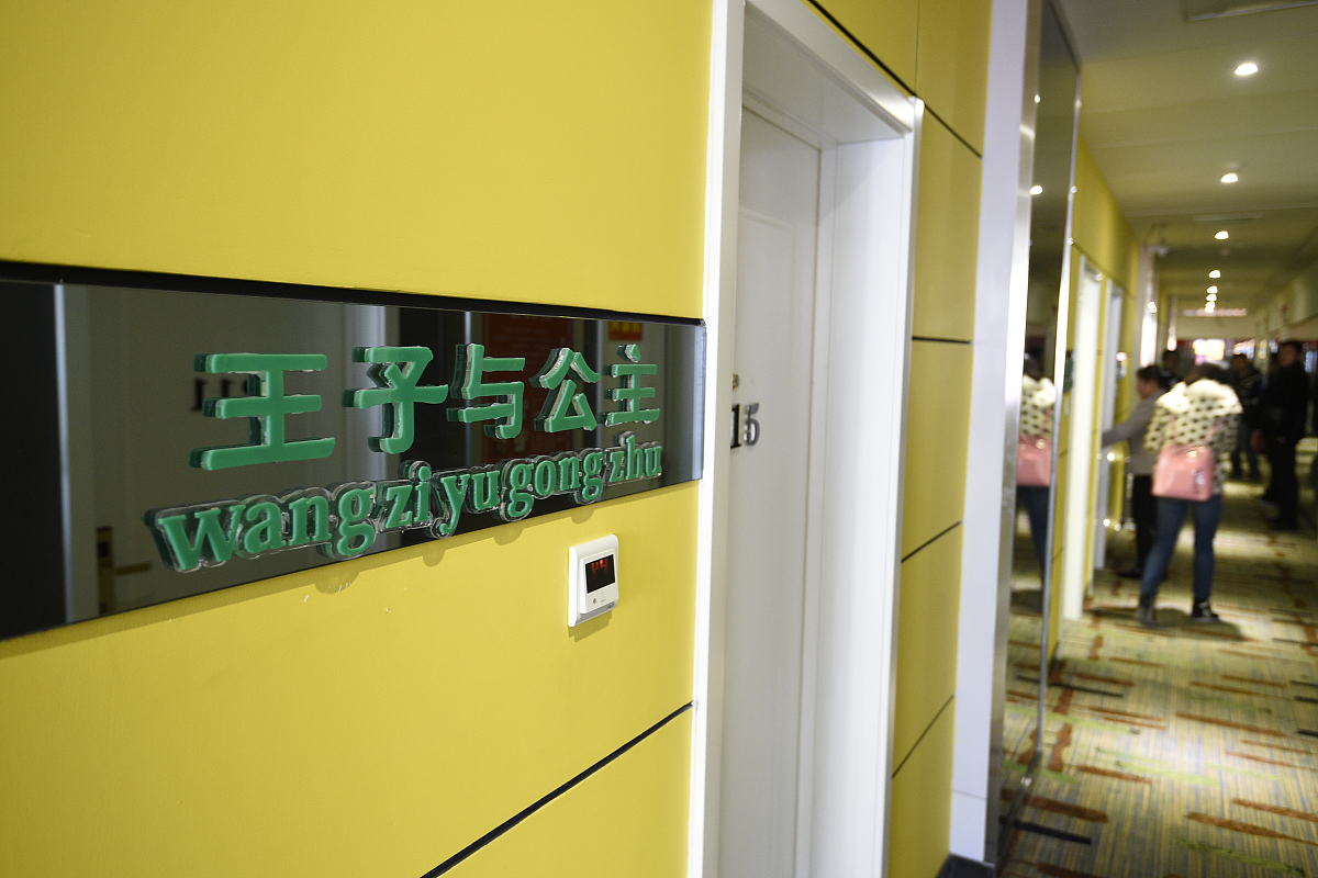 2014年12月02日,太原一家情侣酒店推出各种主题的房间供客人选择.该情