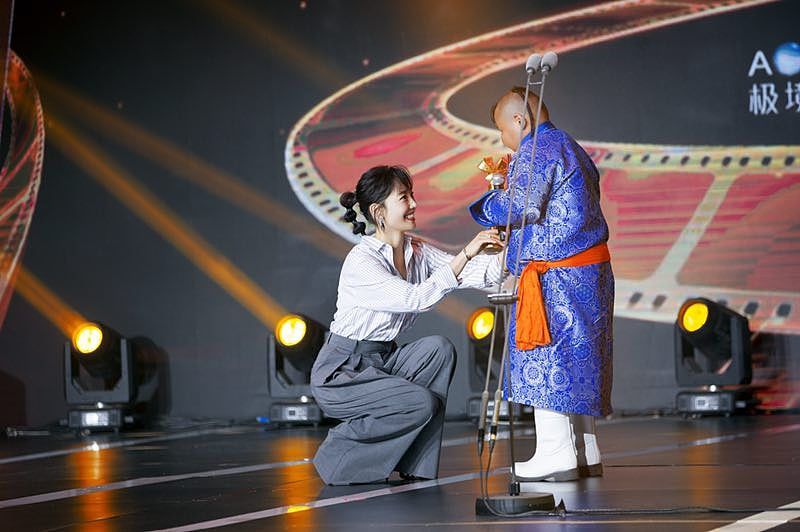 张小斐一夜成名，背后功臣贾玲：从低调优秀到事业巅峰