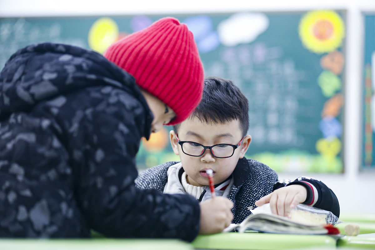 2018年12月13日,湖南株洲天元区尚格小学教室,参加校内托管的小学生在