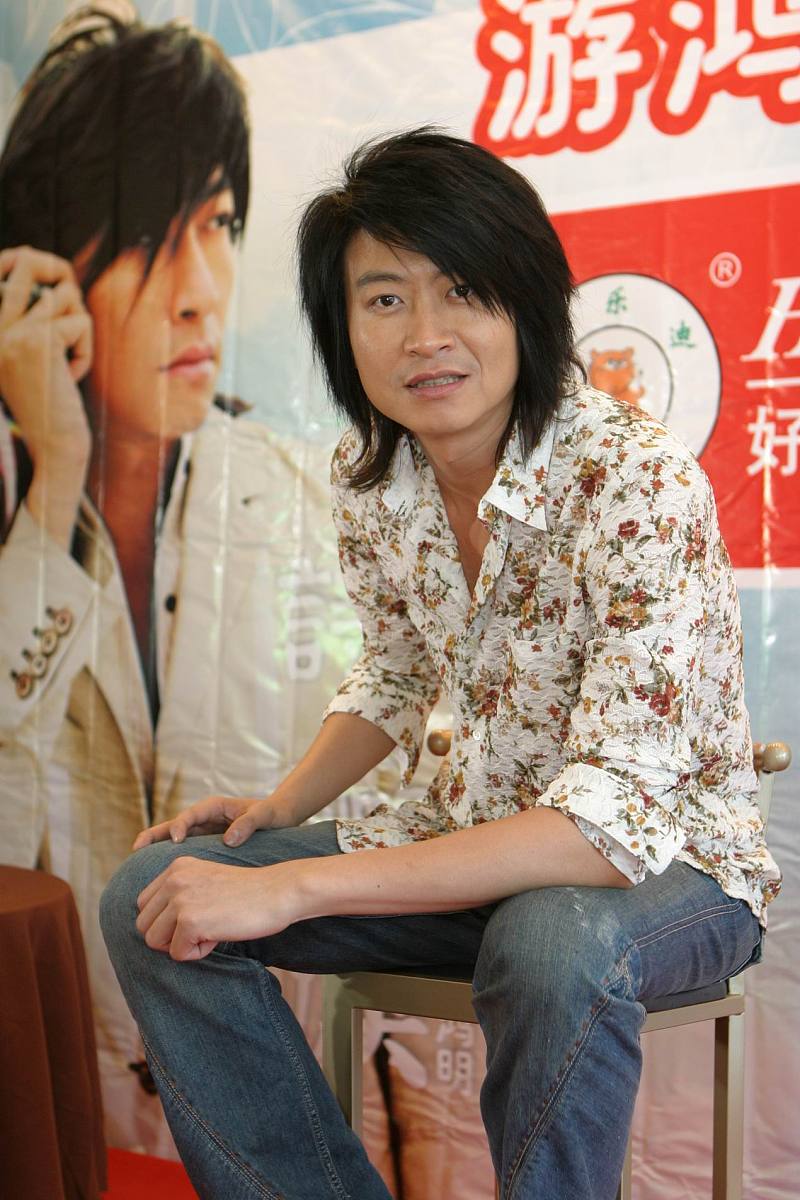 2006年5月10日,游鸿明来到上海为新专辑《诗人的眼泪》举行签售会.+++