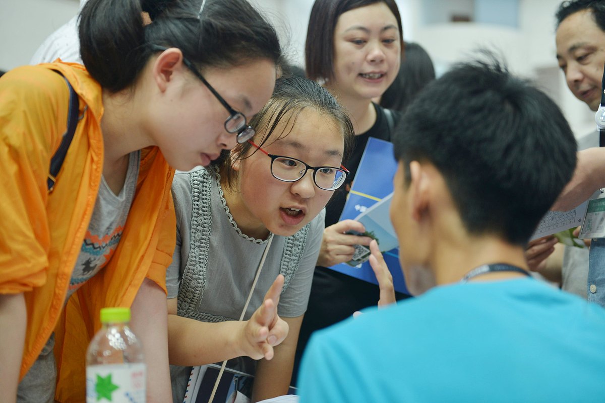 今年初中毕业想学眼视光技术专业哪个学校好