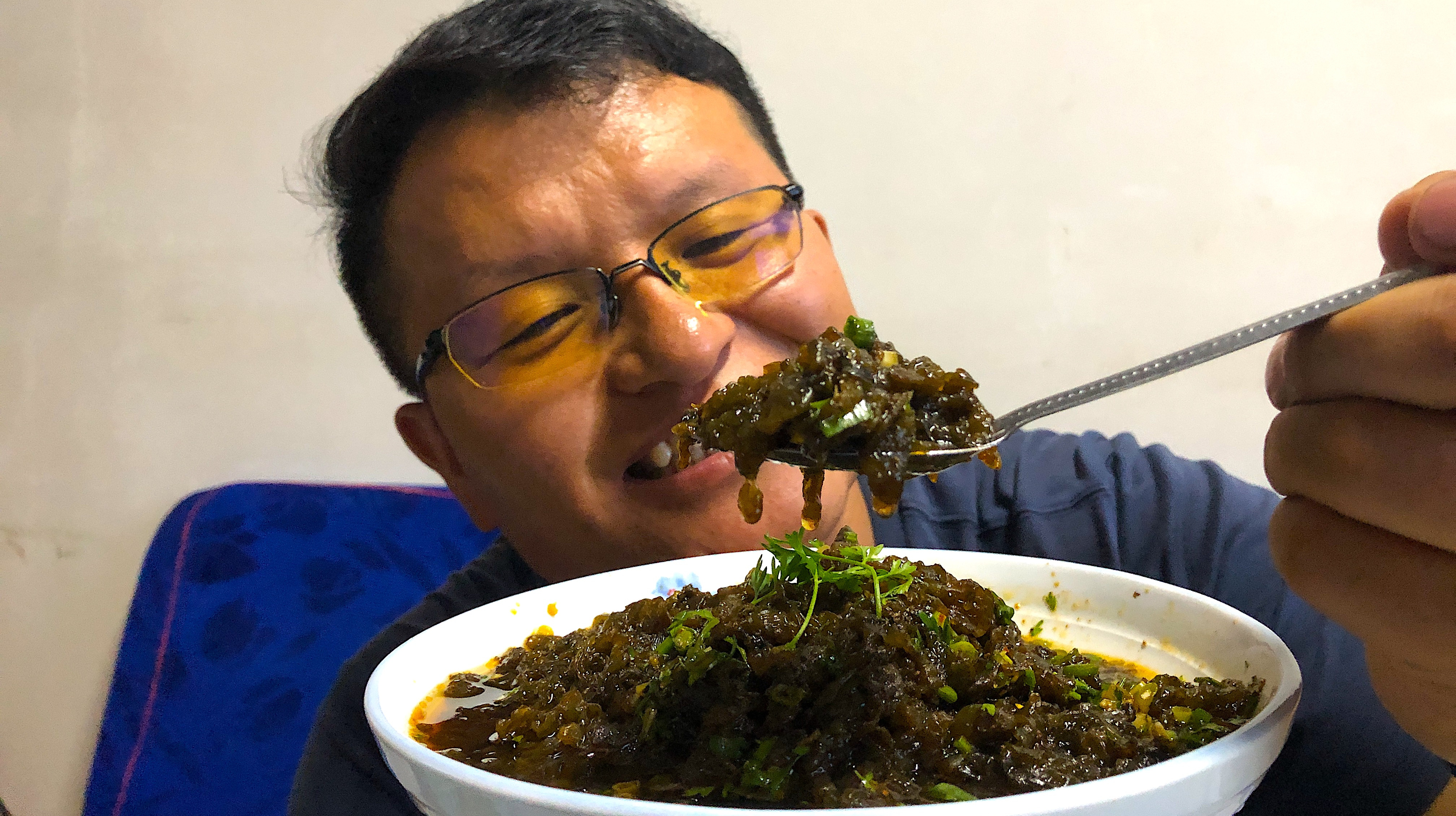 青海小伙这样做地皮菜吃,做法简单易学,吃完嫌做少了不够吃