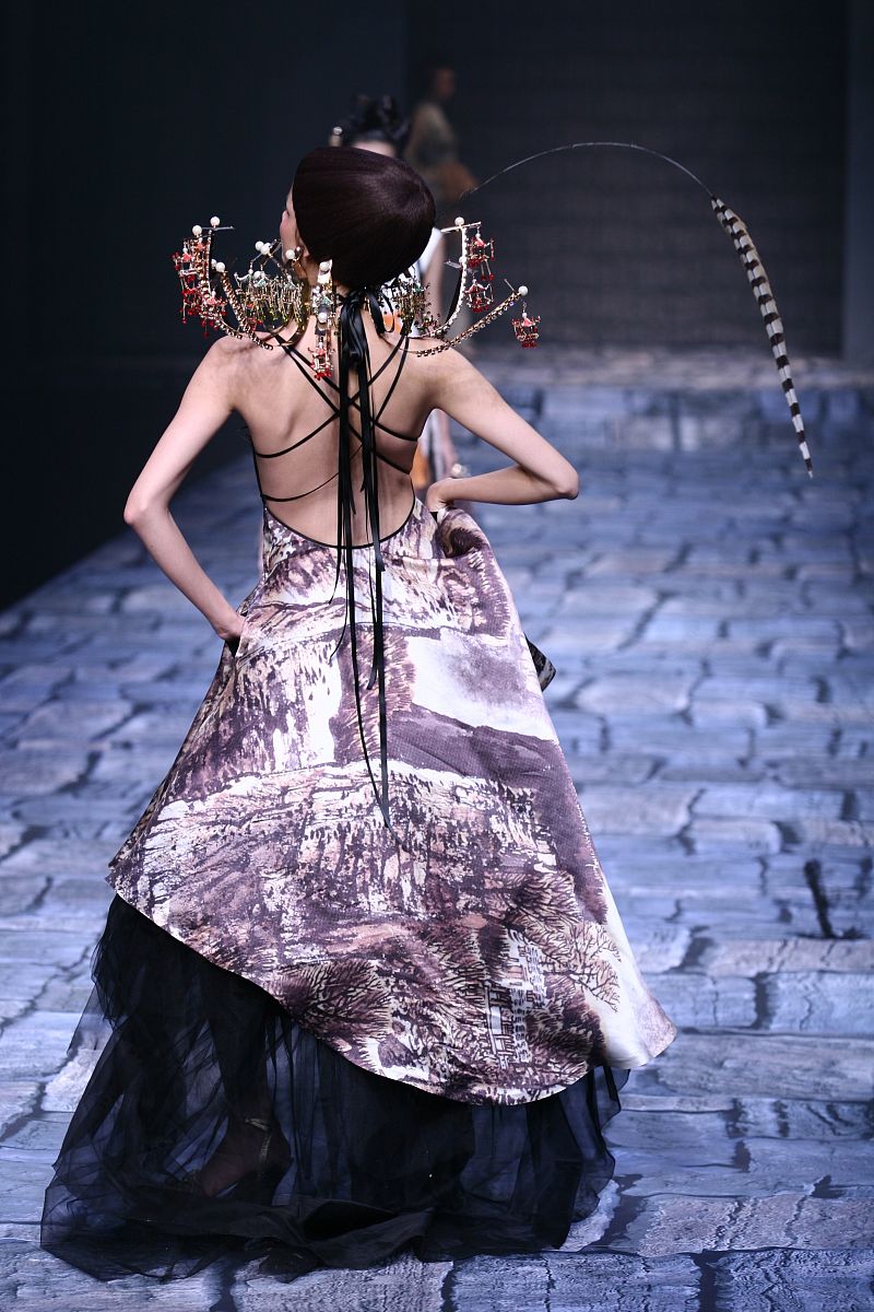 我的服装作品以《金陵十三钗》为灵感 请为这个作品写一下设计