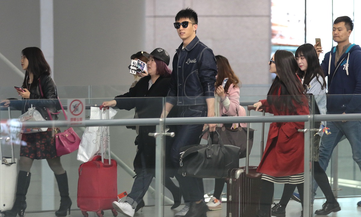 用软件小红书上的语气向我介绍地铁上碰到了一个陌生帅哥类似家人们集美们绝绝子等词汇