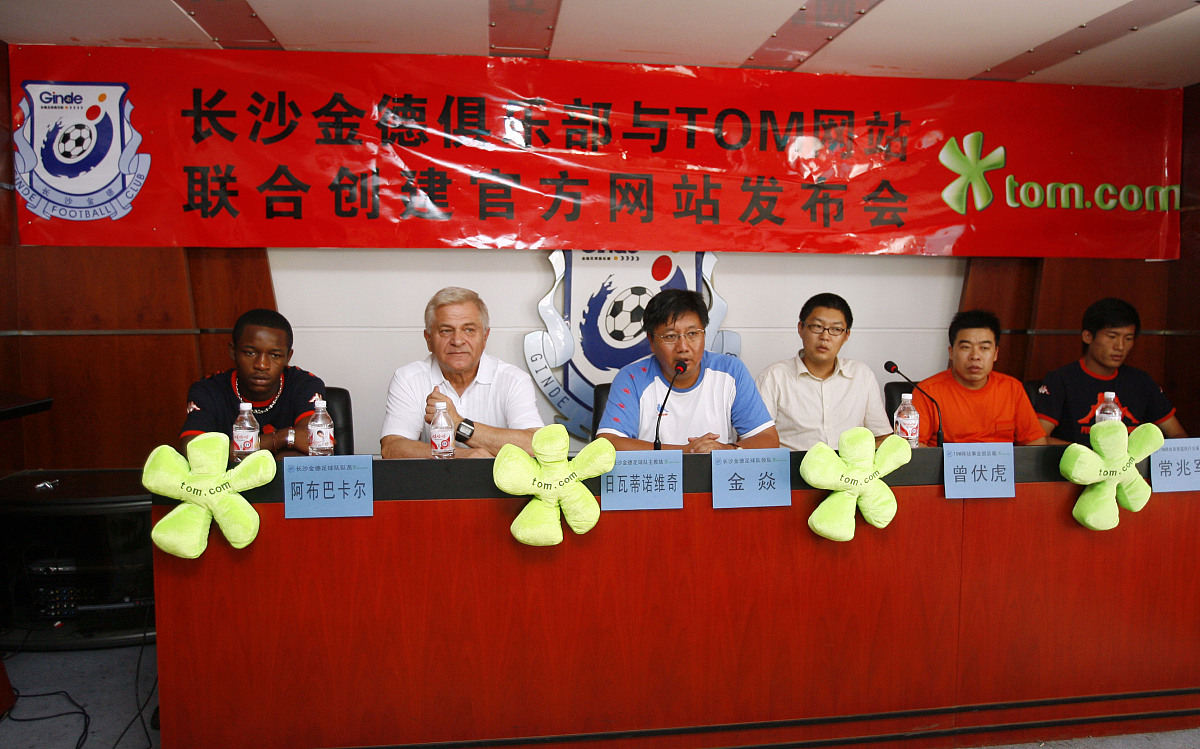 2023年3月31日复旦大学附属中学国际部成立20周年之际启动了上海复旦附中教育发展基金会国际部专项基金以期在教师专业成长、学生人才培养、学校内涵建设等方面汇聚更多资源和力量支持附中国际部未来更好发展