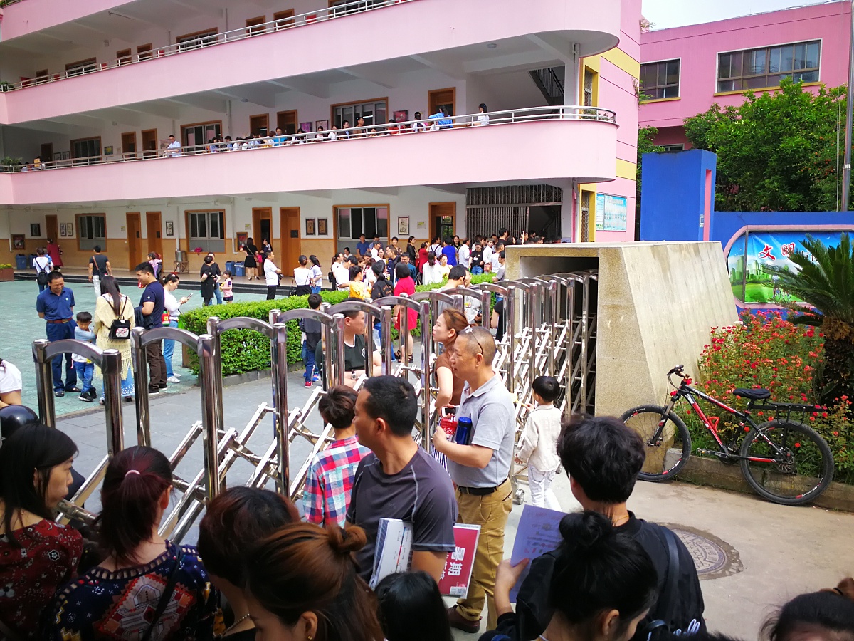 根据下面内容重新写一篇全新文章日前关于小学生开始流行盘手串的新闻引发家长的关注。学生表示全班都在盘听着那盘串声感觉很解压网友表示难道这是时代的新流行？ 近日安徽一老师拍下班里小学生新造型女生盘道士头男生撮小辫。视频中一排女生的后脑勺上都有一支簪子笔一个个利落的不留碎发。而男生的短发上竟然出现了两三个小朝天揪。老师表示好像我不盘就是显得不合群了下课后同学还跑到她身后要给她盘发。