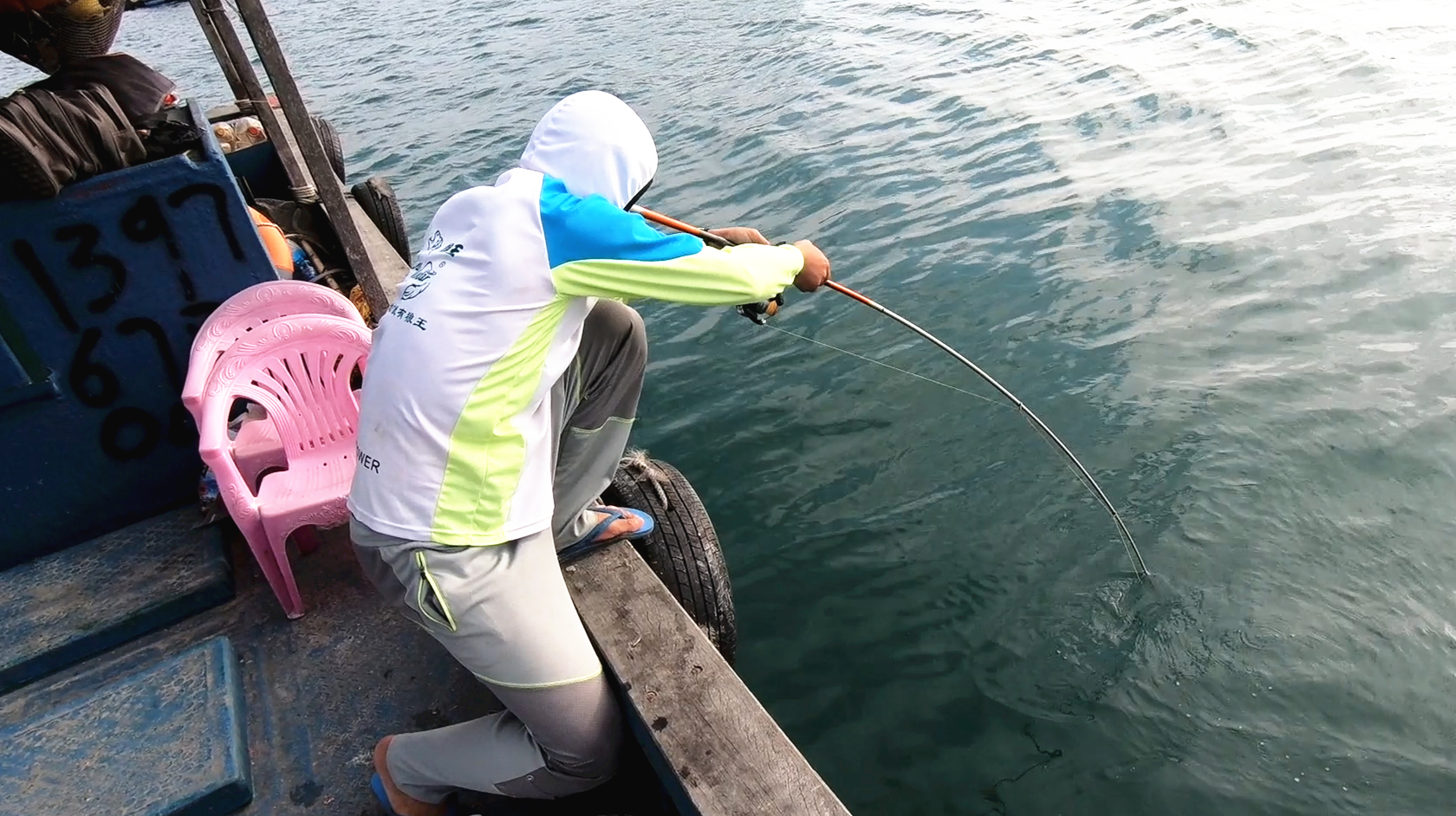 思乡渔夫:桥墩下钓鱼就是大,鱼竿都拉弯了,这鱼手感太好了