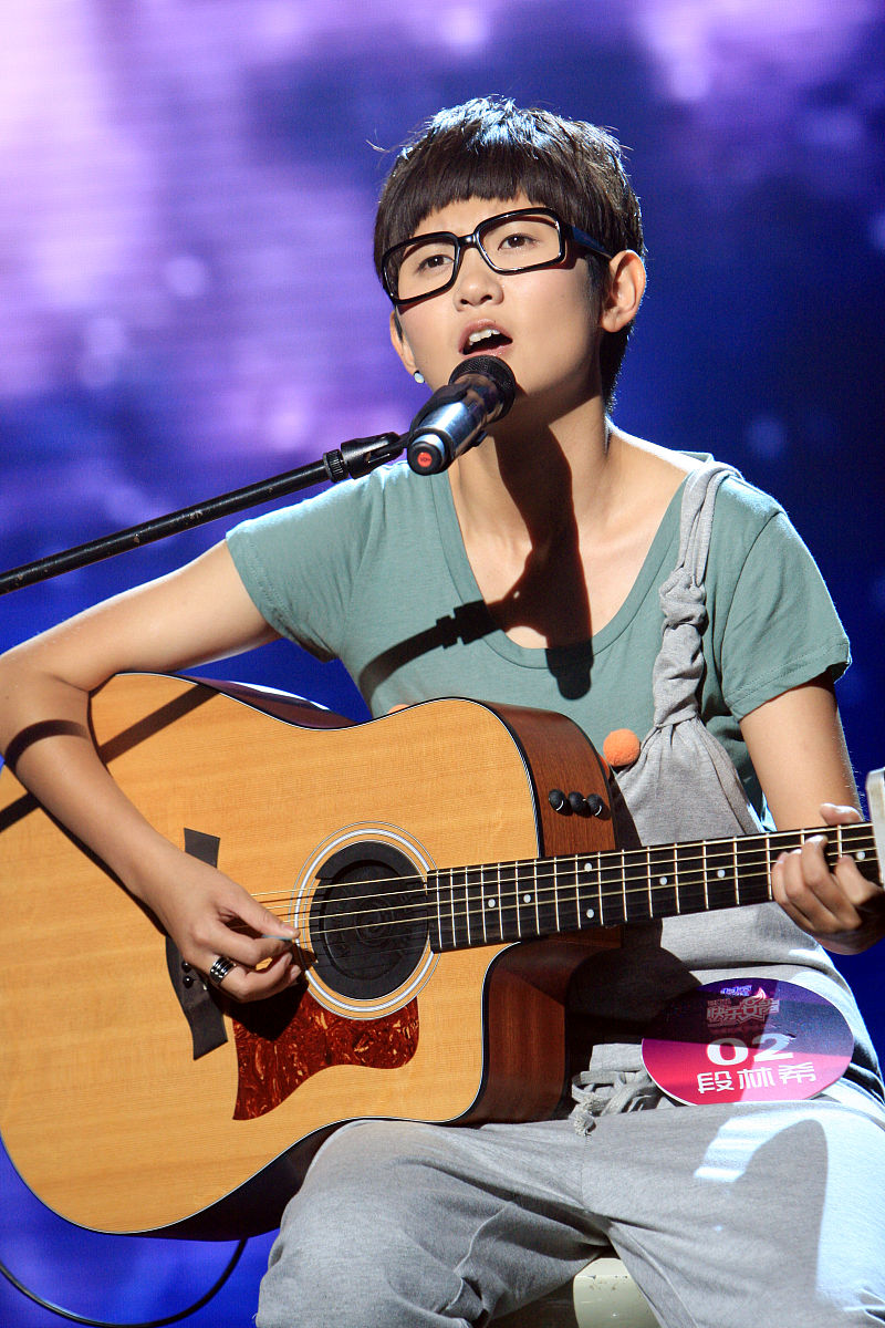 丁真：来自湖南的民谣歌手，翻唱《五环之歌》走红