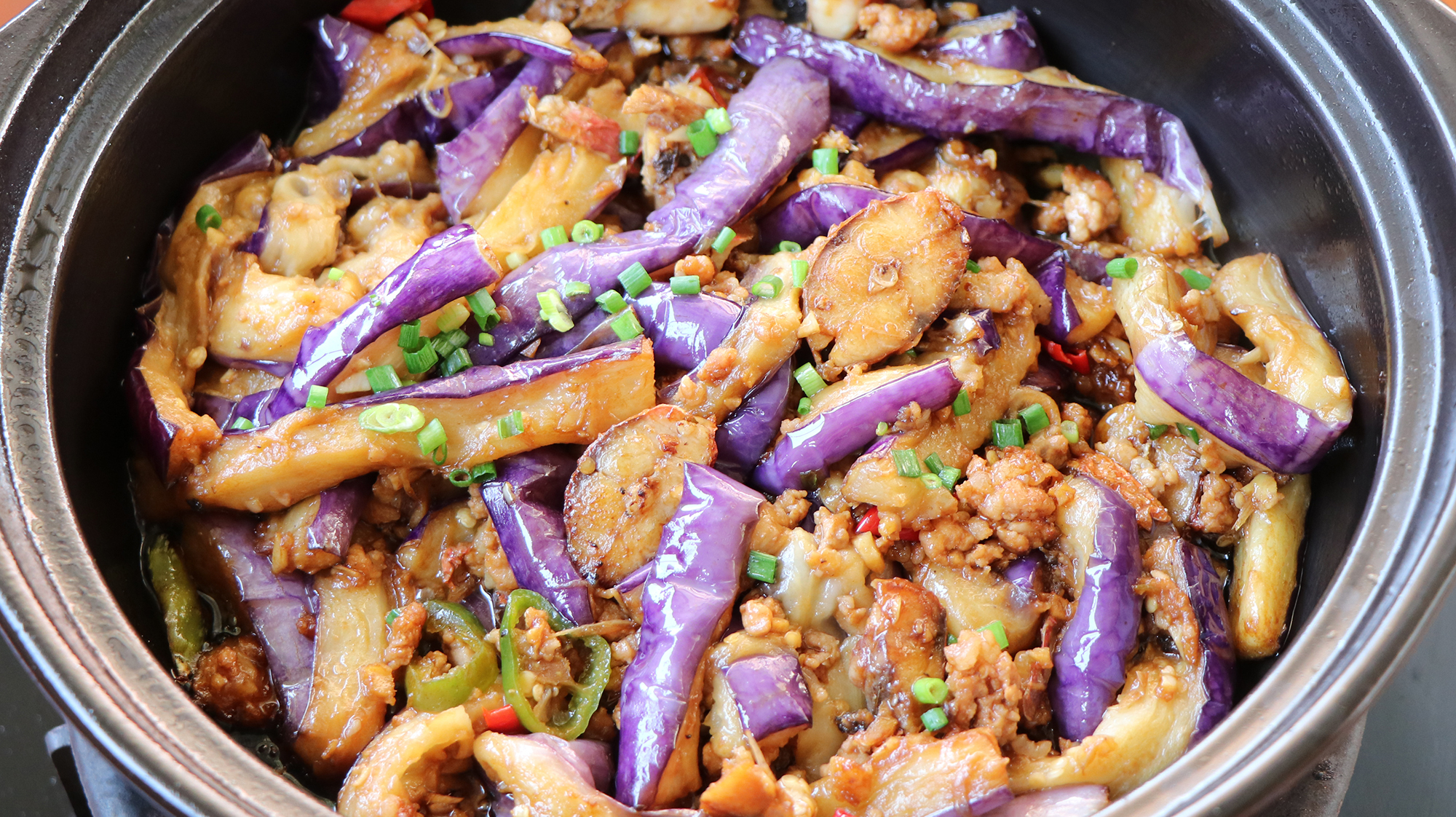 广式咸鱼茄子煲的做法,出锅香气四溢,好吃又下饭