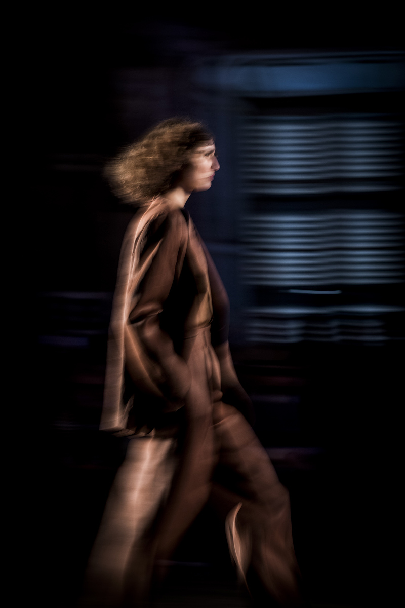 Rosanna Jones: 探索身体形象和身份认同的当代摄影家