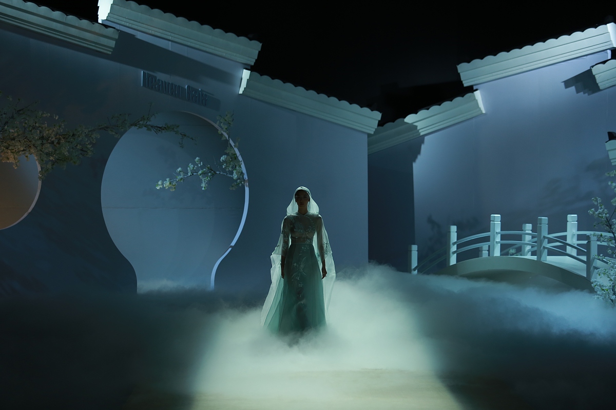 请描写两个剑客的武打场景用于仙侠小说中