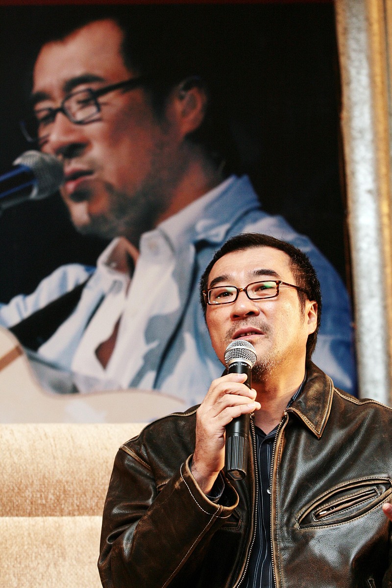 俯仰意阑珊风月几无滋味。小巷窈窕如袖掩红尘憔悴。 竹君惫赖清风摇似老友相对。一斟东西闲话了不知南北。一杯酒散人间多少愁。浮生事都抛去大江流。歌一曲天地阔自在游。莫等闲别白了少年头。以李宗盛的风格按照这个格式写一首歌词要求加入北京胡同的元素和北漂生活剧情